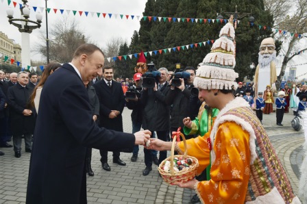 Prezident yumurta döyüşdürdü - FOTOLAR